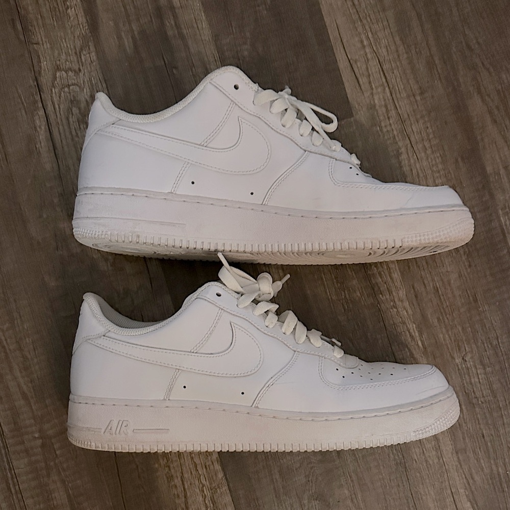 Nike AF1 White Low Classic Sneakers | 12M = 13.5W | Preowned Leather Air Forces - Picture 6 of 15